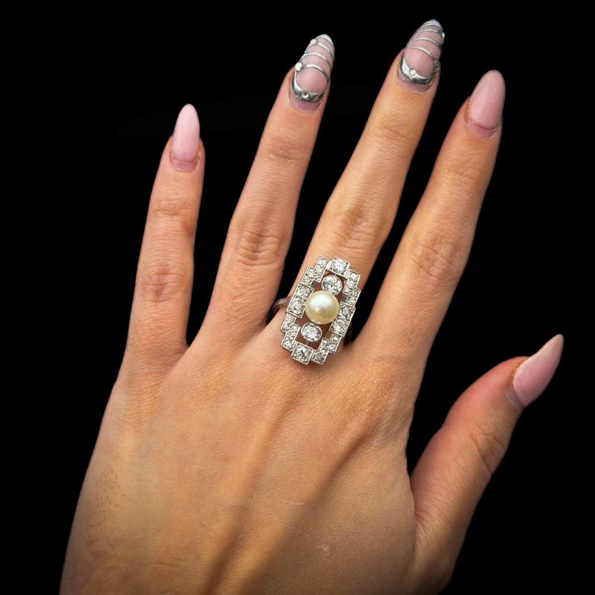 Bague Art Déco en platine, sertie de diamants taille ancienne et d’une perle de culture 