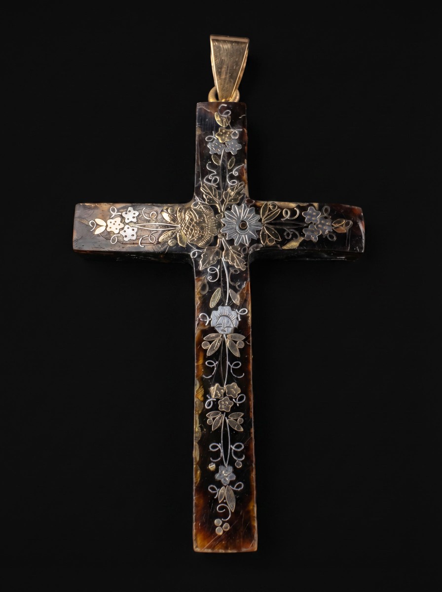 Pendentif Croix en Écaille de Tortue et Or Piqué – Époque Napoléon III