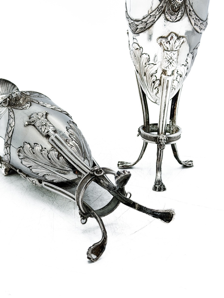 Hanau – Paire de vases tripodes en argent 800 millièmes de style Louis XVI, fin du XIXᵉ siècle -photo-2