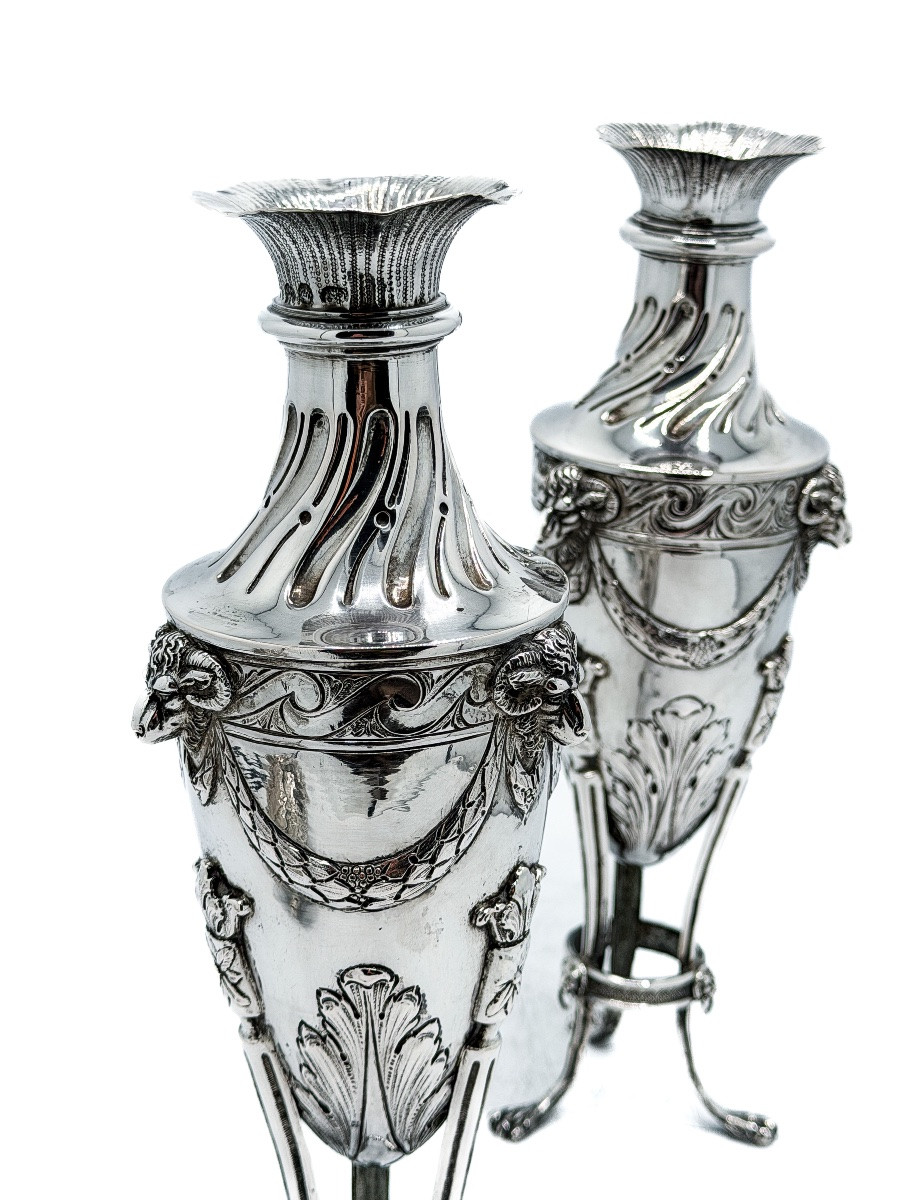 Hanau – Paire de vases tripodes en argent 800 millièmes de style Louis XVI, fin du XIXᵉ siècle -photo-3