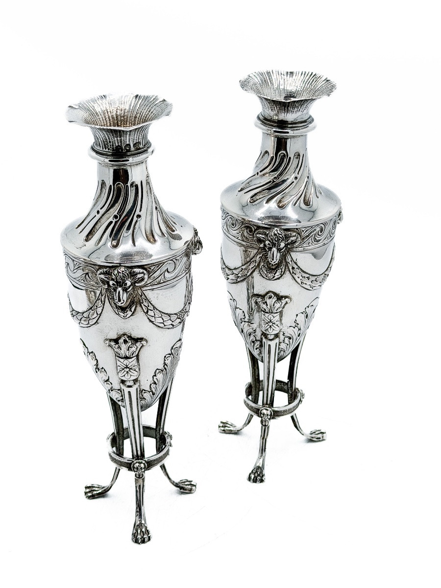 Hanau – Paire de vases tripodes en argent 800 millièmes de style Louis XVI, fin du XIXᵉ siècle -photo-4