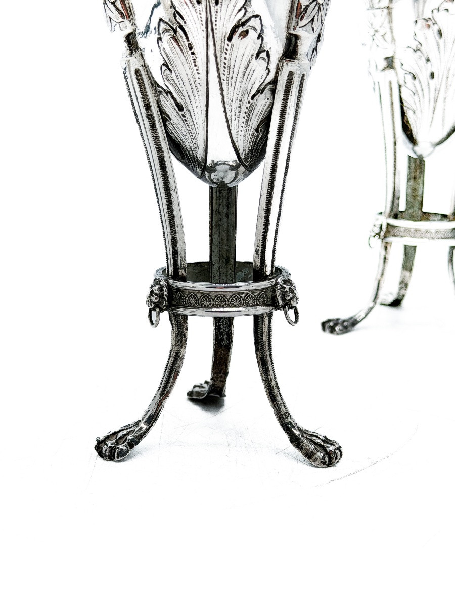 Hanau – Paire de vases tripodes en argent 800 millièmes de style Louis XVI, fin du XIXᵉ siècle -photo-1
