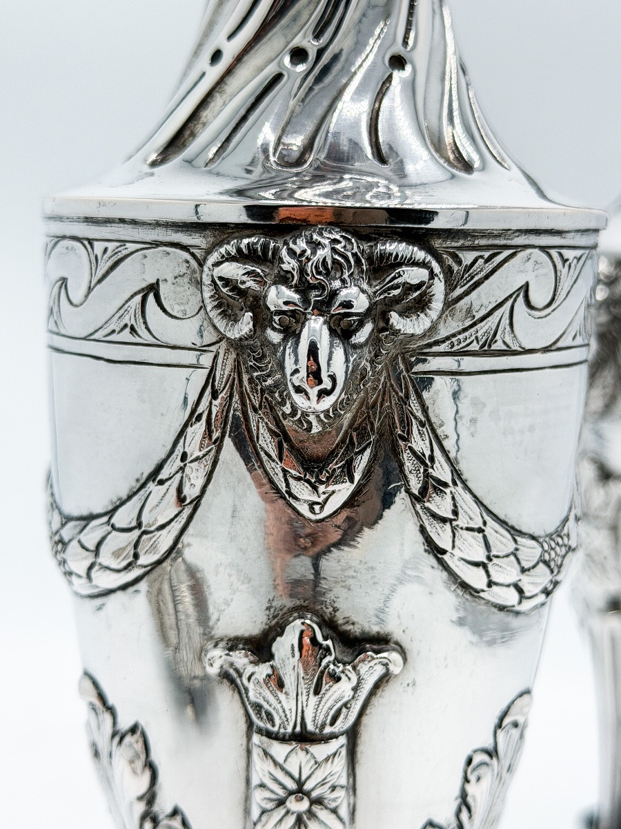 Hanau – Paire de vases tripodes en argent 800 millièmes de style Louis XVI, fin du XIXᵉ siècle -photo-3