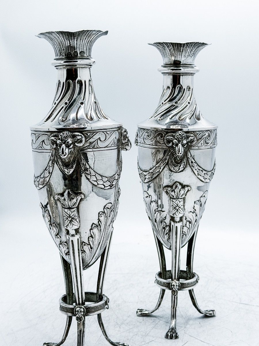 Hanau – Paire de vases tripodes en argent 800 millièmes de style Louis XVI, fin du XIXᵉ siècle -photo-4