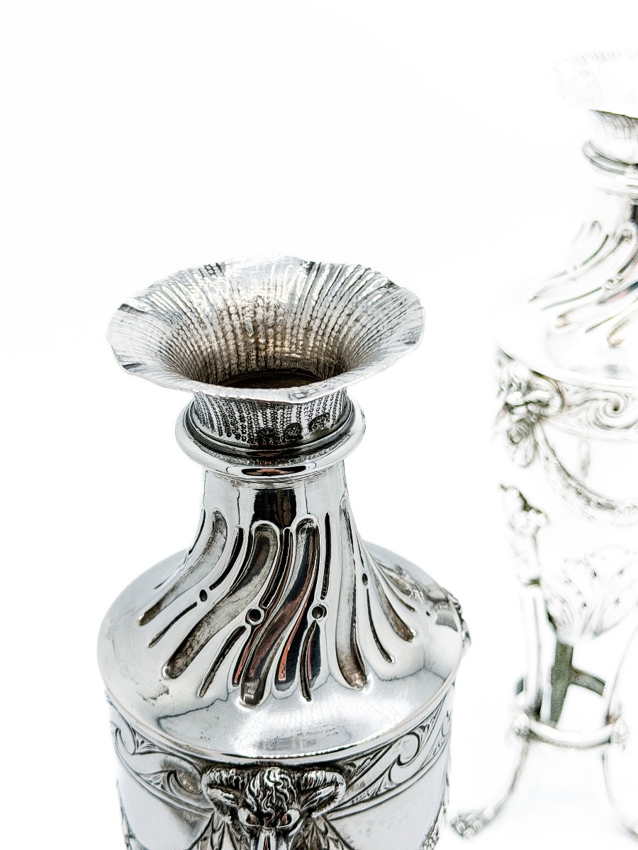 Hanau – Paire de vases tripodes en argent 800 millièmes de style Louis XVI, fin du XIXᵉ siècle -photo-6