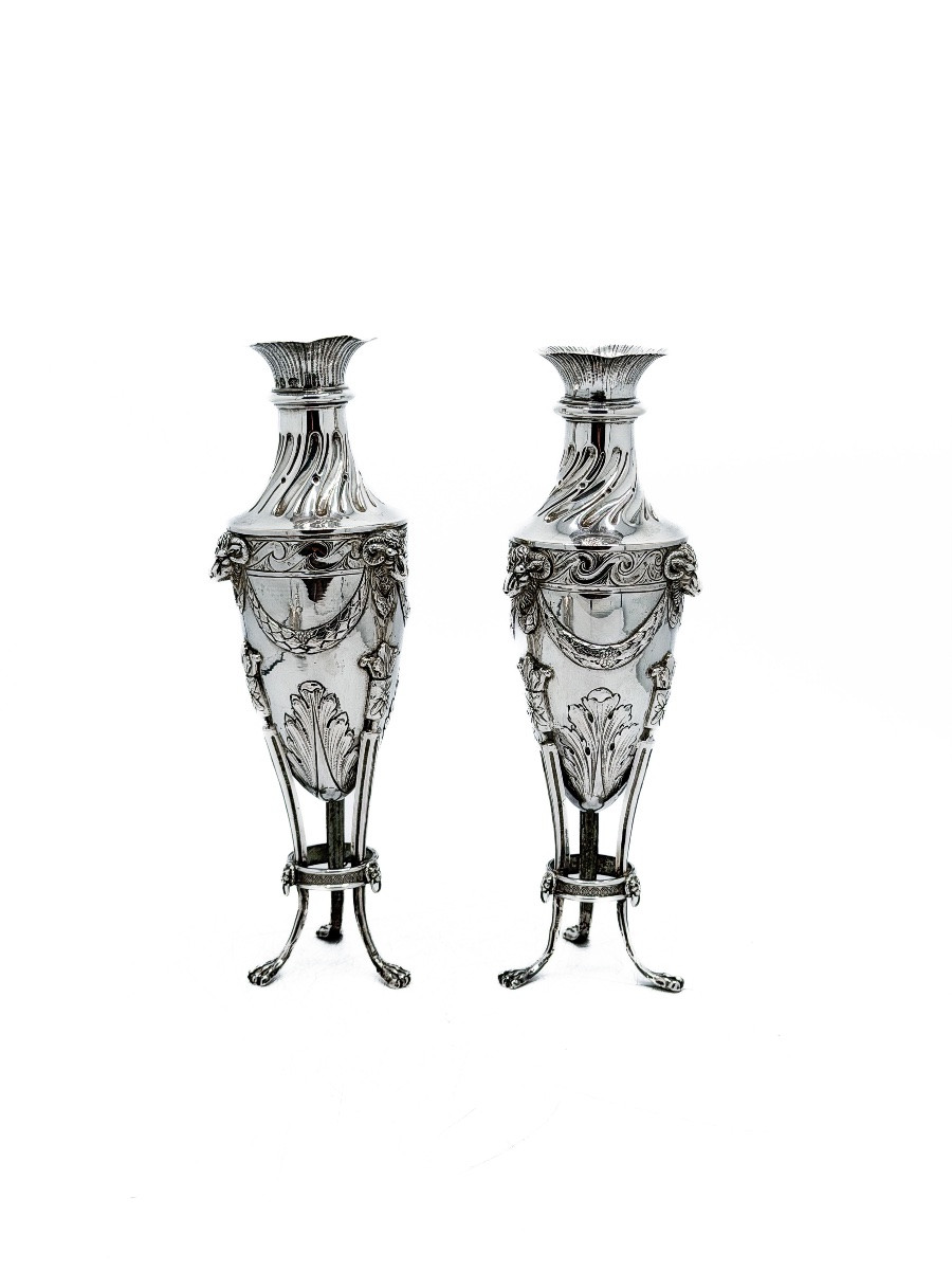 Hanau – Paire de vases tripodes en argent 800 millièmes de style Louis XVI, fin du XIXᵉ siècle -photo-8