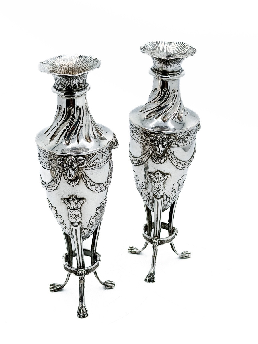 Hanau – Paire de vases tripodes en argent 800 millièmes de style Louis XVI, fin du XIXᵉ siècle 