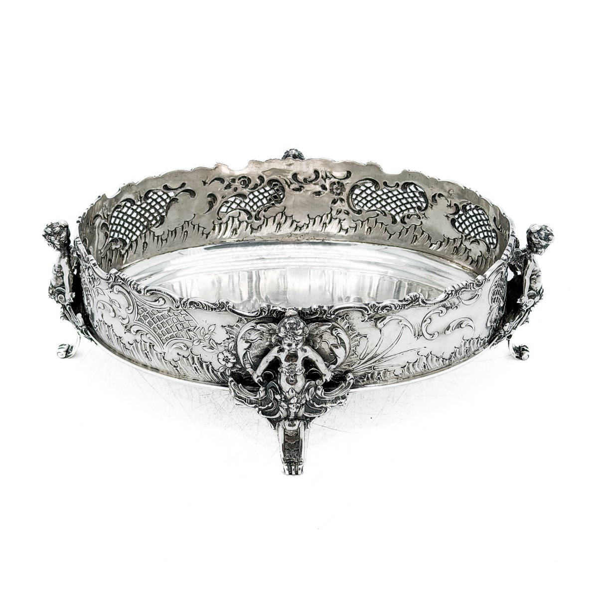 Centre de table ovale en argent massif 800/1000 à décor de chérubins, travail austro-hongrois 