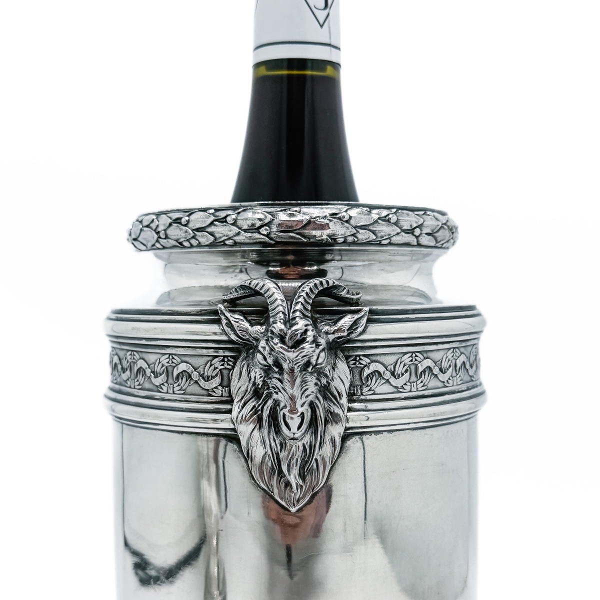 Hénin & Cie – Rafraîchissoir à bouteille en argent massif 950/1000 à décor de têtes de bélier, -photo-2