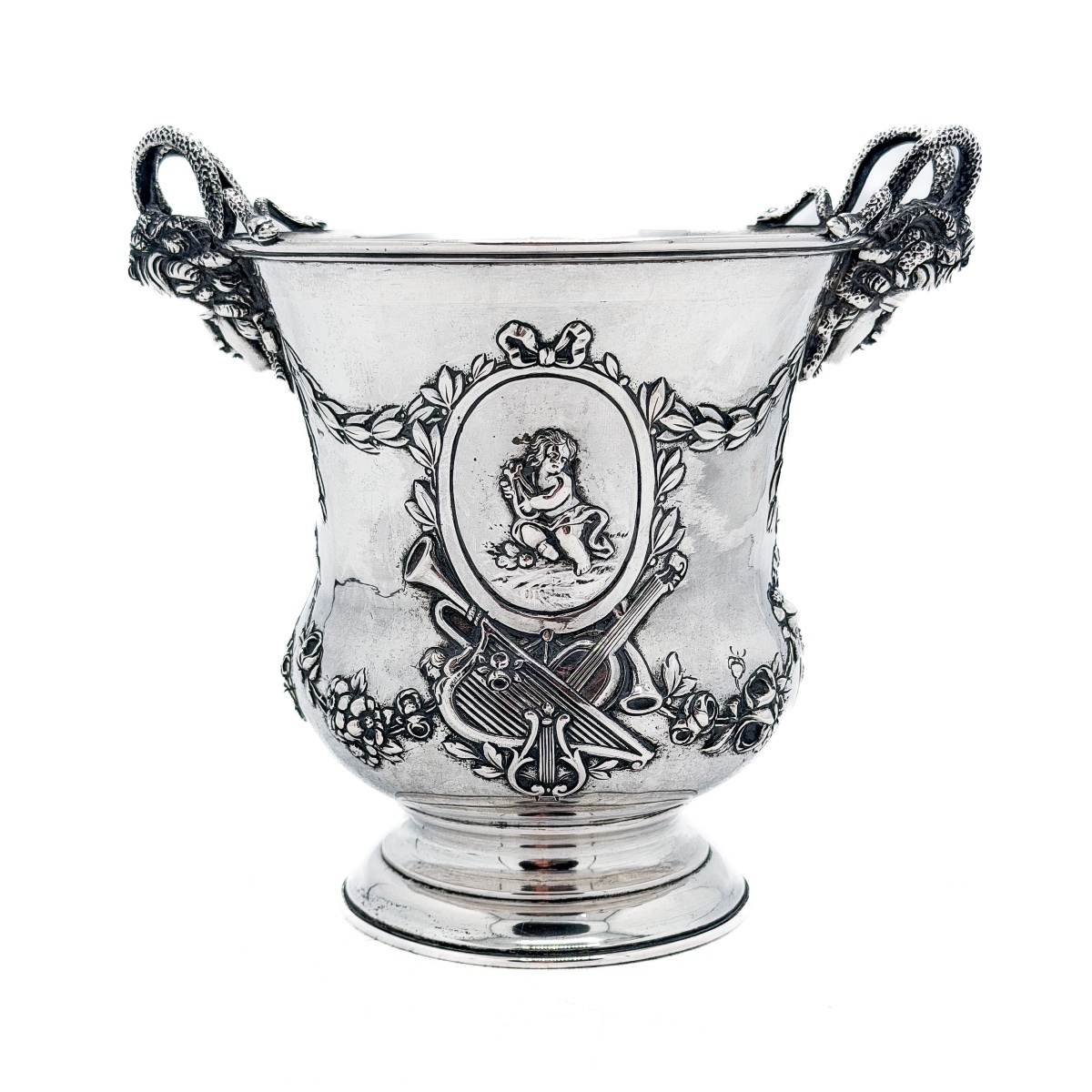 Hanau – Vase de style Louis XVI en argent massif 800/1000 à décor de gorgones et d’amours-photo-2