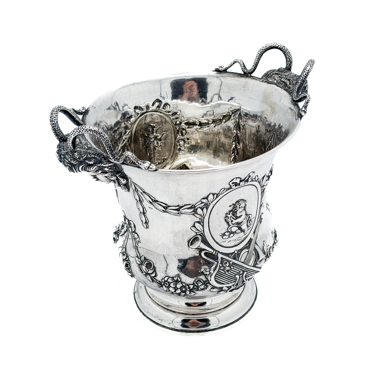 Hanau – Vase de style Louis XVI en argent massif 800/1000 à décor de gorgones et d’amours-photo-3