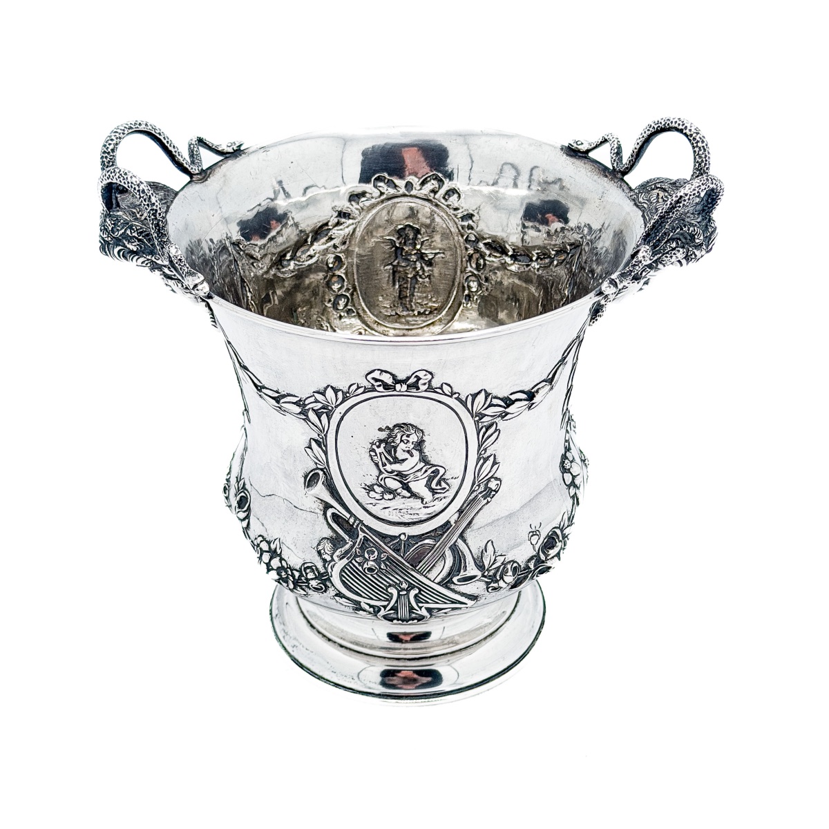 Hanau – Vase de style Louis XVI en argent massif 800/1000 à décor de gorgones et d’amours-photo-4