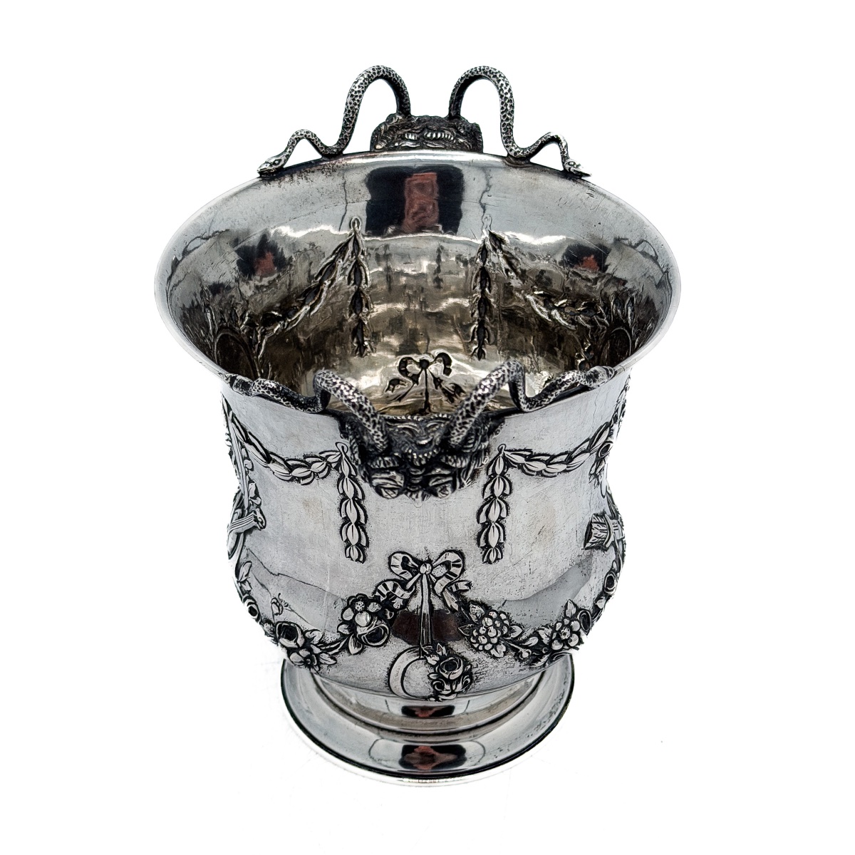 Hanau – Vase de style Louis XVI en argent massif 800/1000 à décor de gorgones et d’amours-photo-1