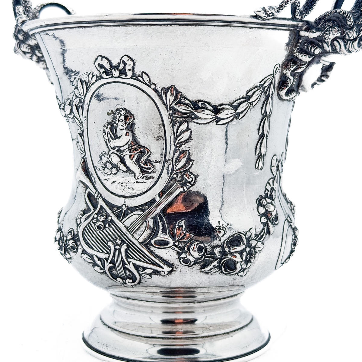 Hanau – Vase de style Louis XVI en argent massif 800/1000 à décor de gorgones et d’amours-photo-3
