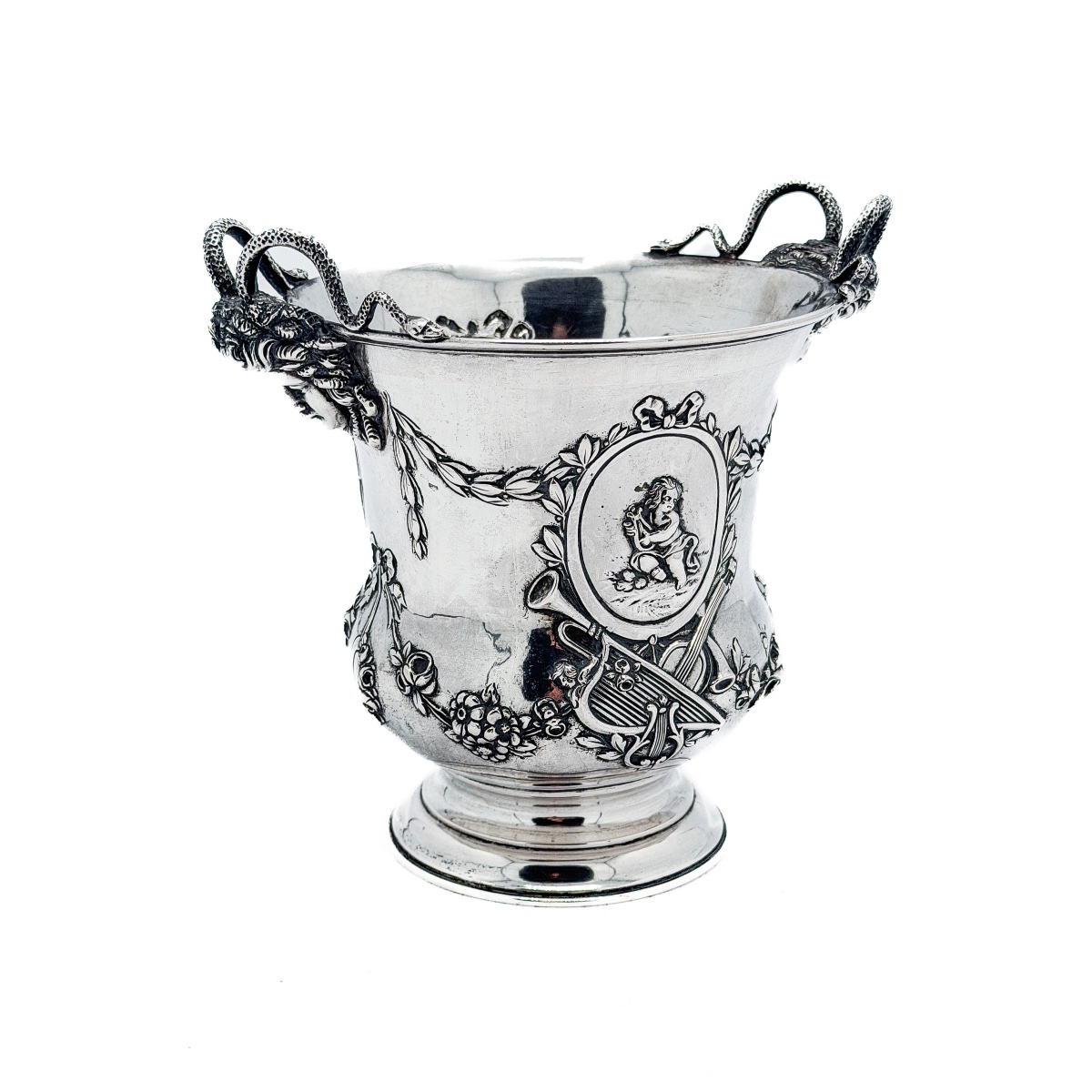 Hanau – Vase de style Louis XVI en argent massif 800/1000 à décor de gorgones et d’amours-photo-4