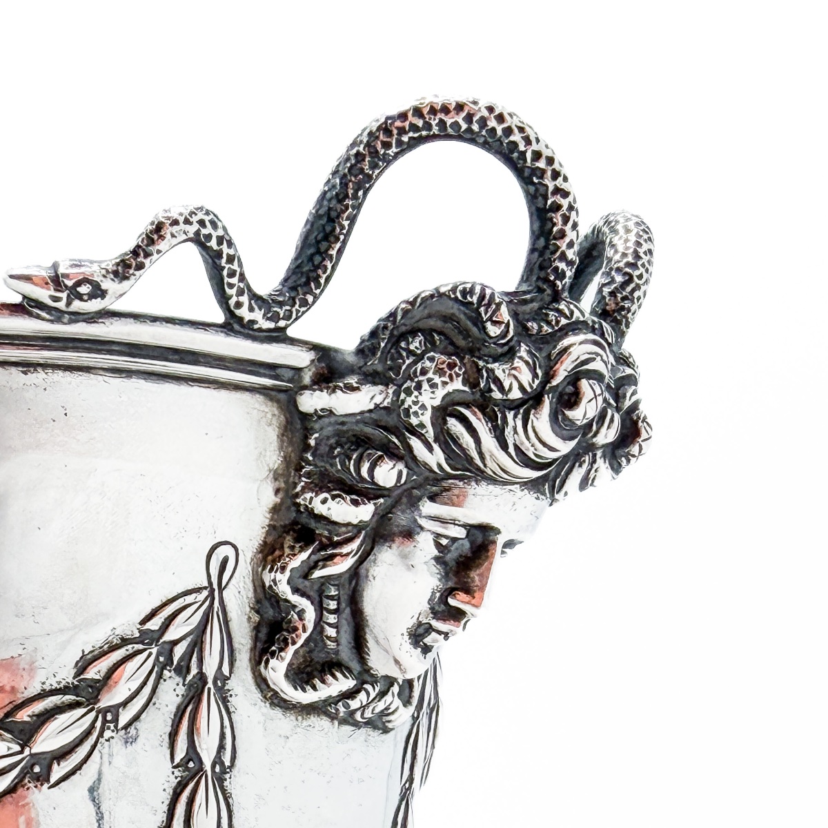 Hanau – Vase de style Louis XVI en argent massif 800/1000 à décor de gorgones et d’amours-photo-5