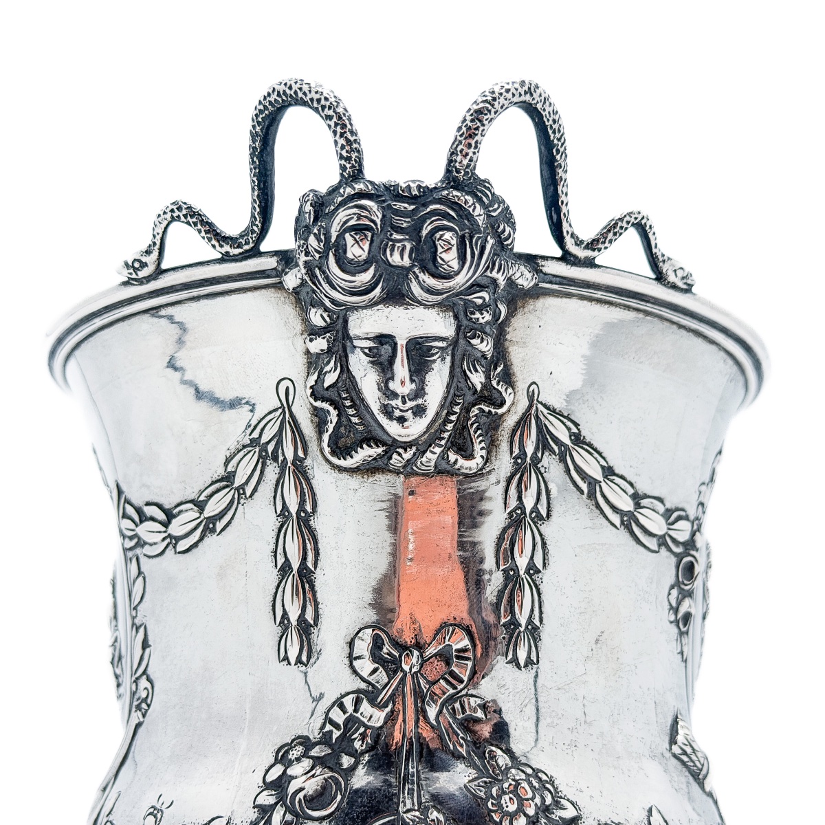Hanau – Vase de style Louis XVI en argent massif 800/1000 à décor de gorgones et d’amours-photo-7