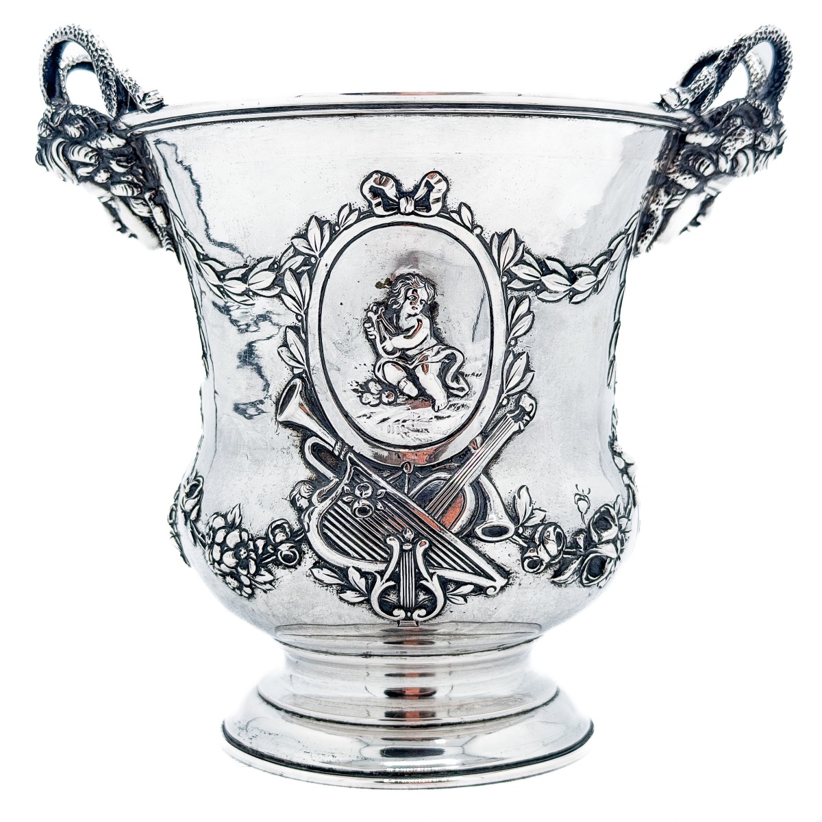 Hanau – Vase de style Louis XVI en argent massif 800/1000 à décor de gorgones et d’amours