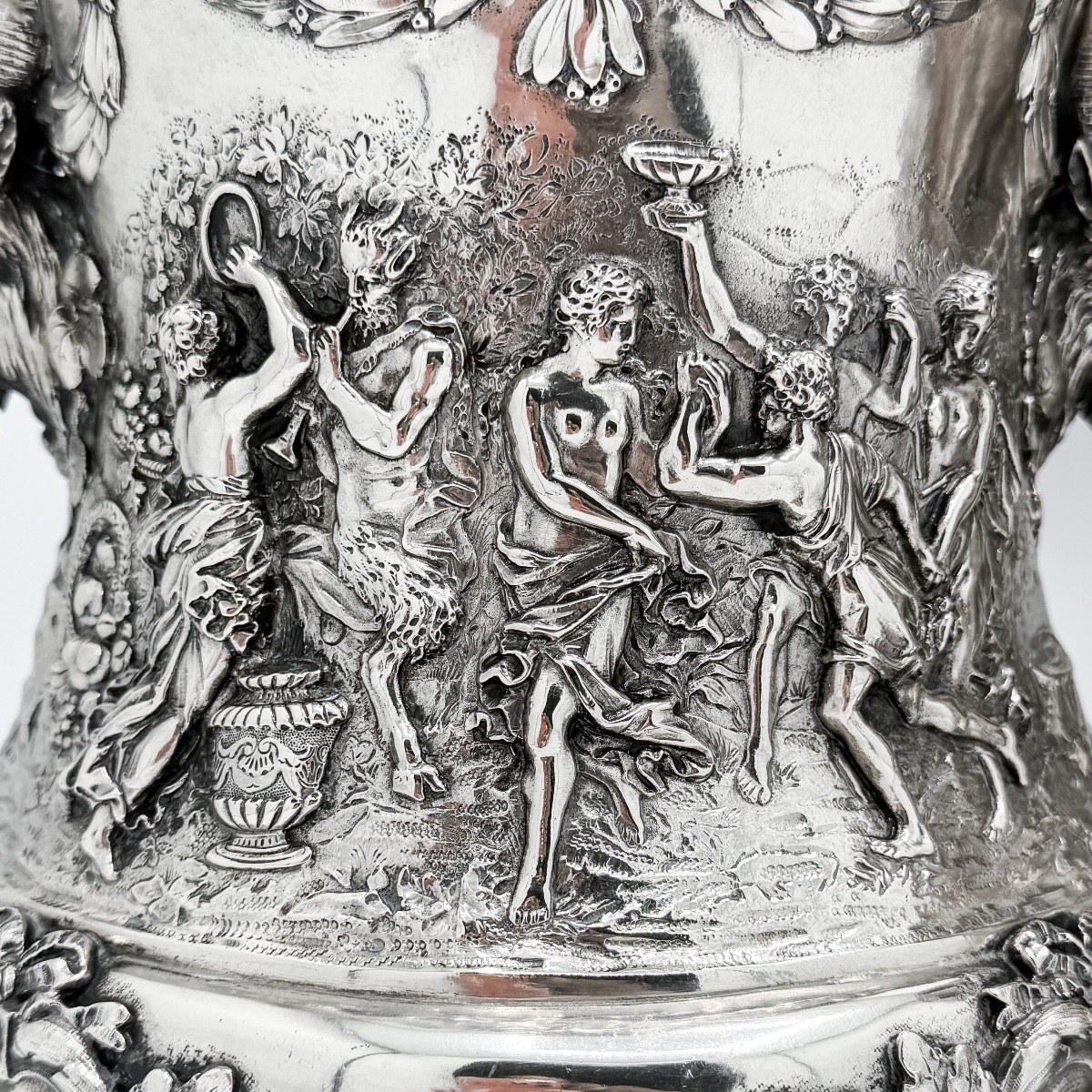 Paire de grands rafraîchissoirs à champagne aux bacchanales par Simon Rosenau, Hanau – Argent -photo-3