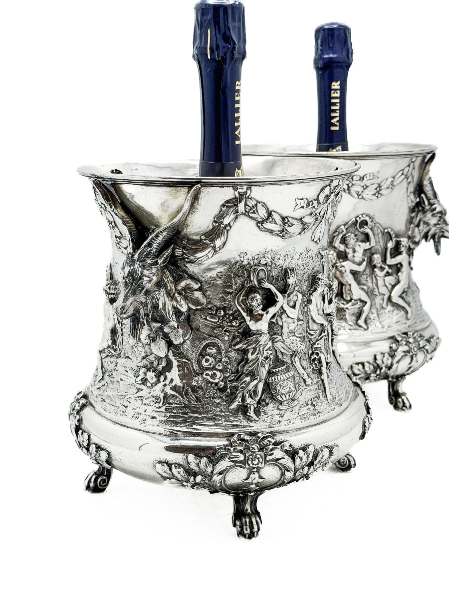 Paire de grands rafraîchissoirs à champagne aux bacchanales par Simon Rosenau, Hanau – Argent -photo-7