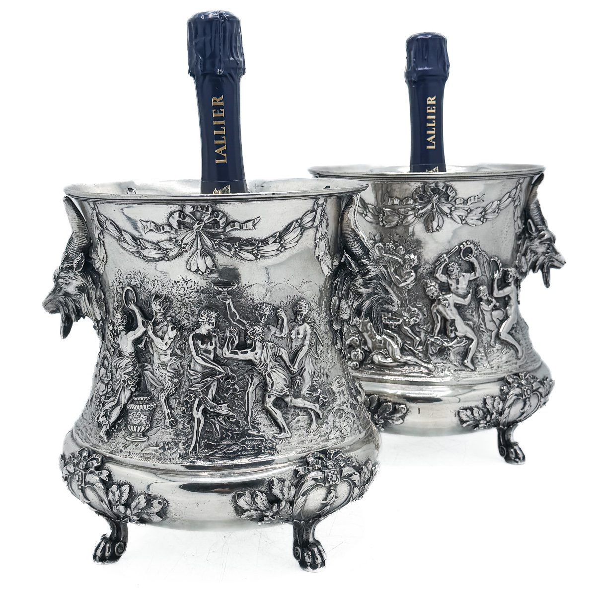 Paire de grands rafraîchissoirs à champagne aux bacchanales par Simon Rosenau, Hanau – Argent 