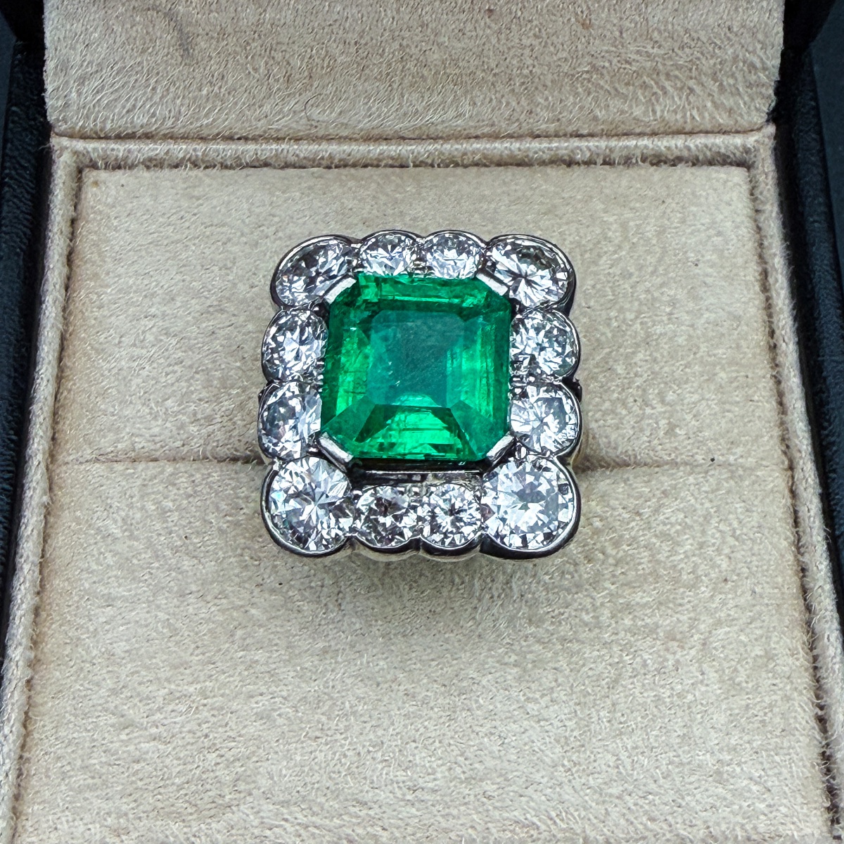 18-karat Gold And Platinum Ring, 5.58-carat Natural Emerald, Believed To Be From Colombia, -photo-6