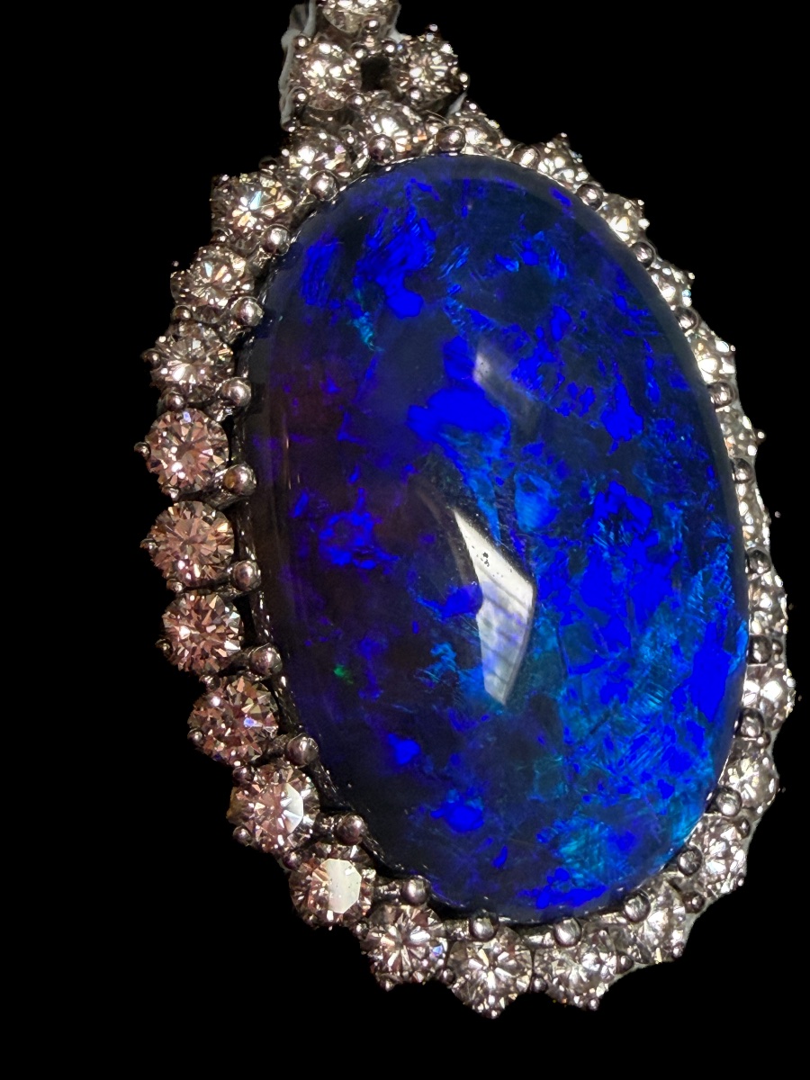 Broche-pendentif en or blanc 18 carats, opale noire de 11,50 carats et diamants  