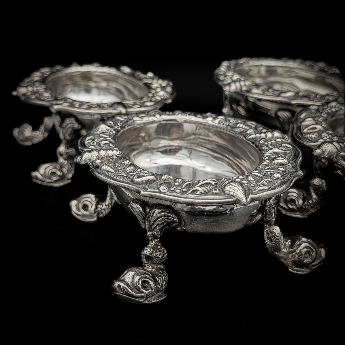 Thomas Holland II – Exceptionnelle suite de quatre grands salerons en argent massif – Londres, 