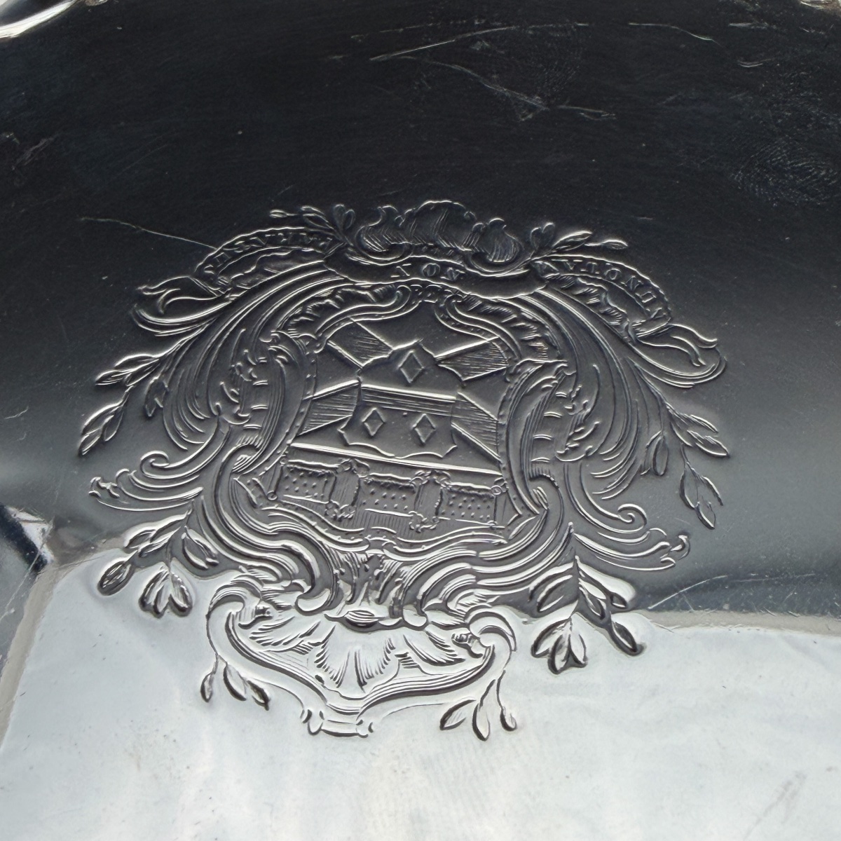 John Rich – Rare paire de salvers armoriés en argent massif – Londres, 1782  -photo-3