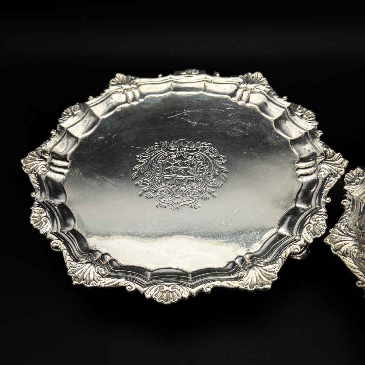 John Rich – Rare paire de salvers armoriés en argent massif – Londres, 1782  -photo-4