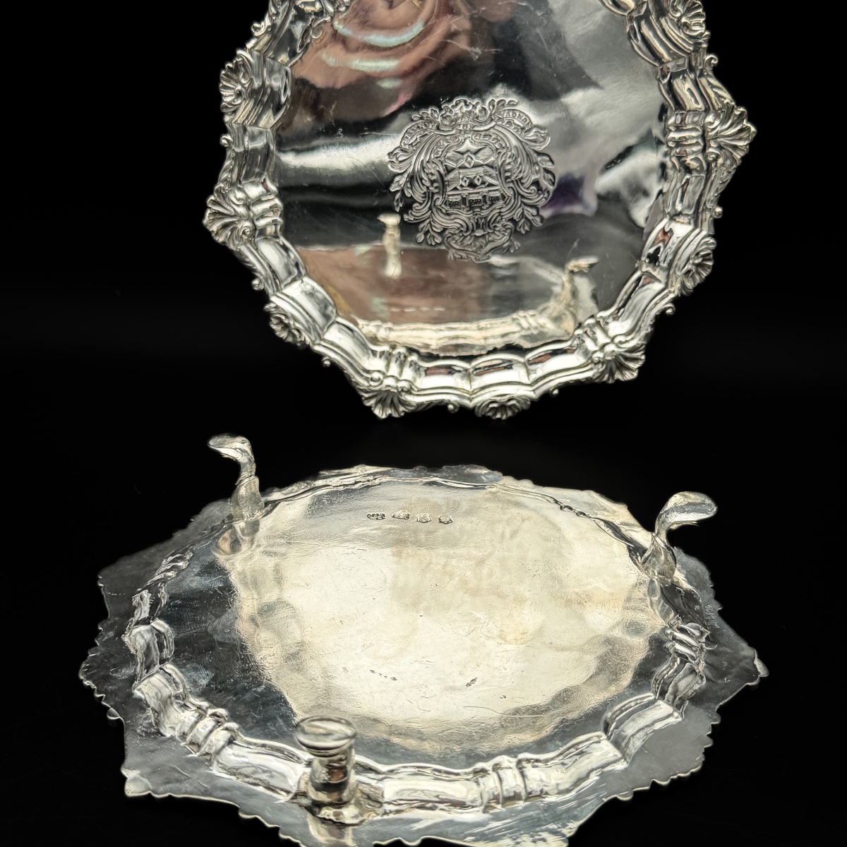 John Rich – Rare paire de salvers armoriés en argent massif – Londres, 1782  -photo-3