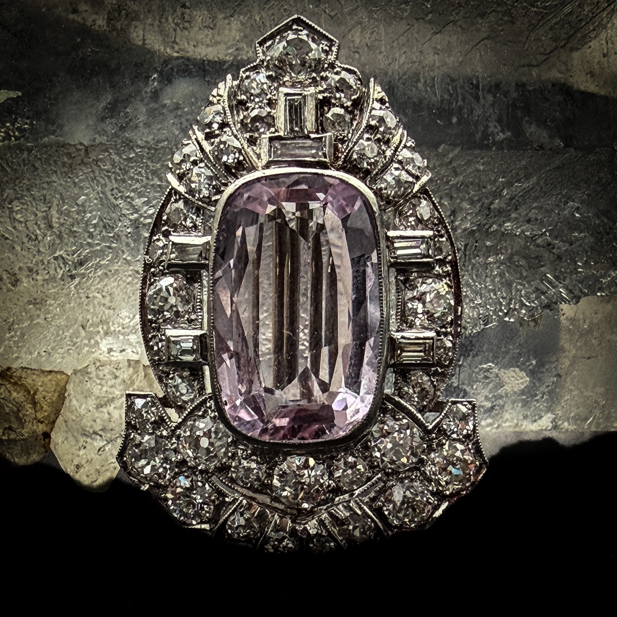 Art Deco Brooch In Platinum, Featuring An 8.40-carat Natural Pink Topaz And Diamonds  -photo-2