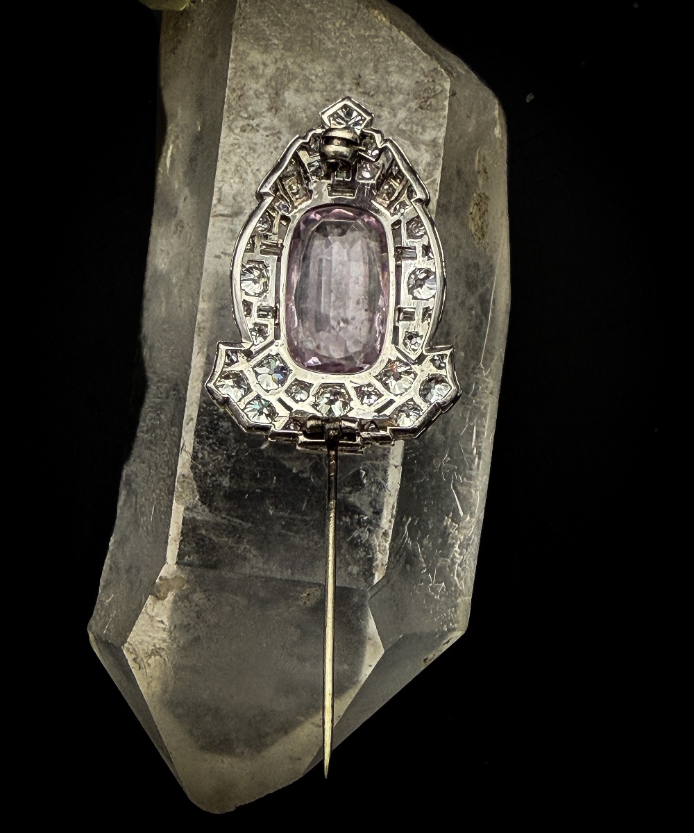 Art Deco Brooch In Platinum, Featuring An 8.40-carat Natural Pink Topaz And Diamonds  -photo-1