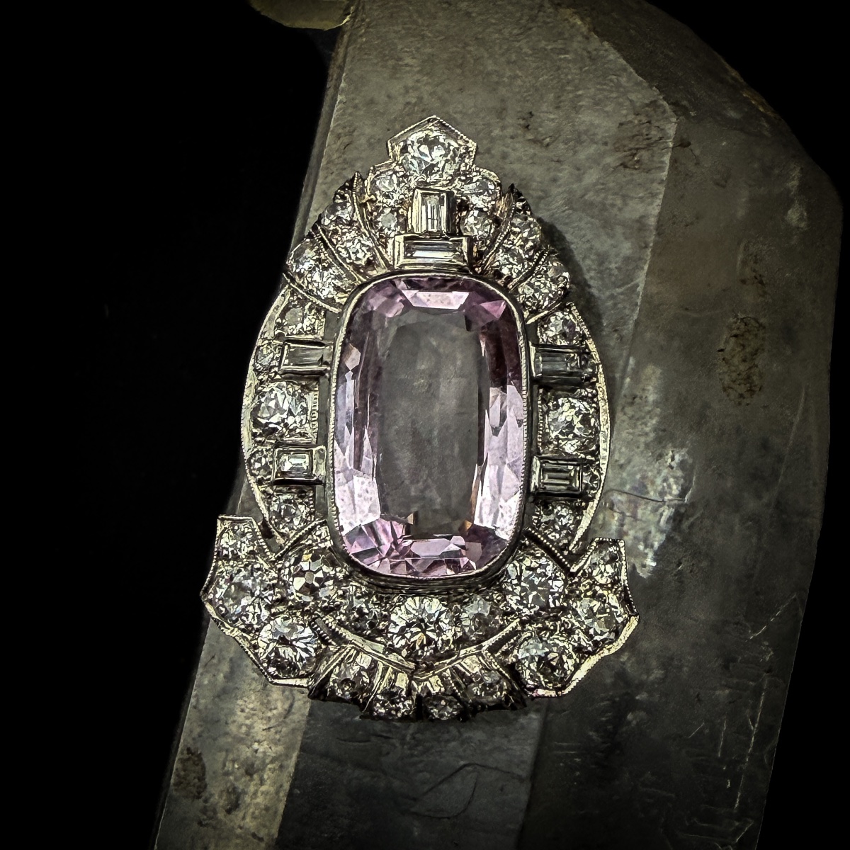Art Deco Brooch In Platinum, Featuring An 8.40-carat Natural Pink Topaz And Diamonds  -photo-2