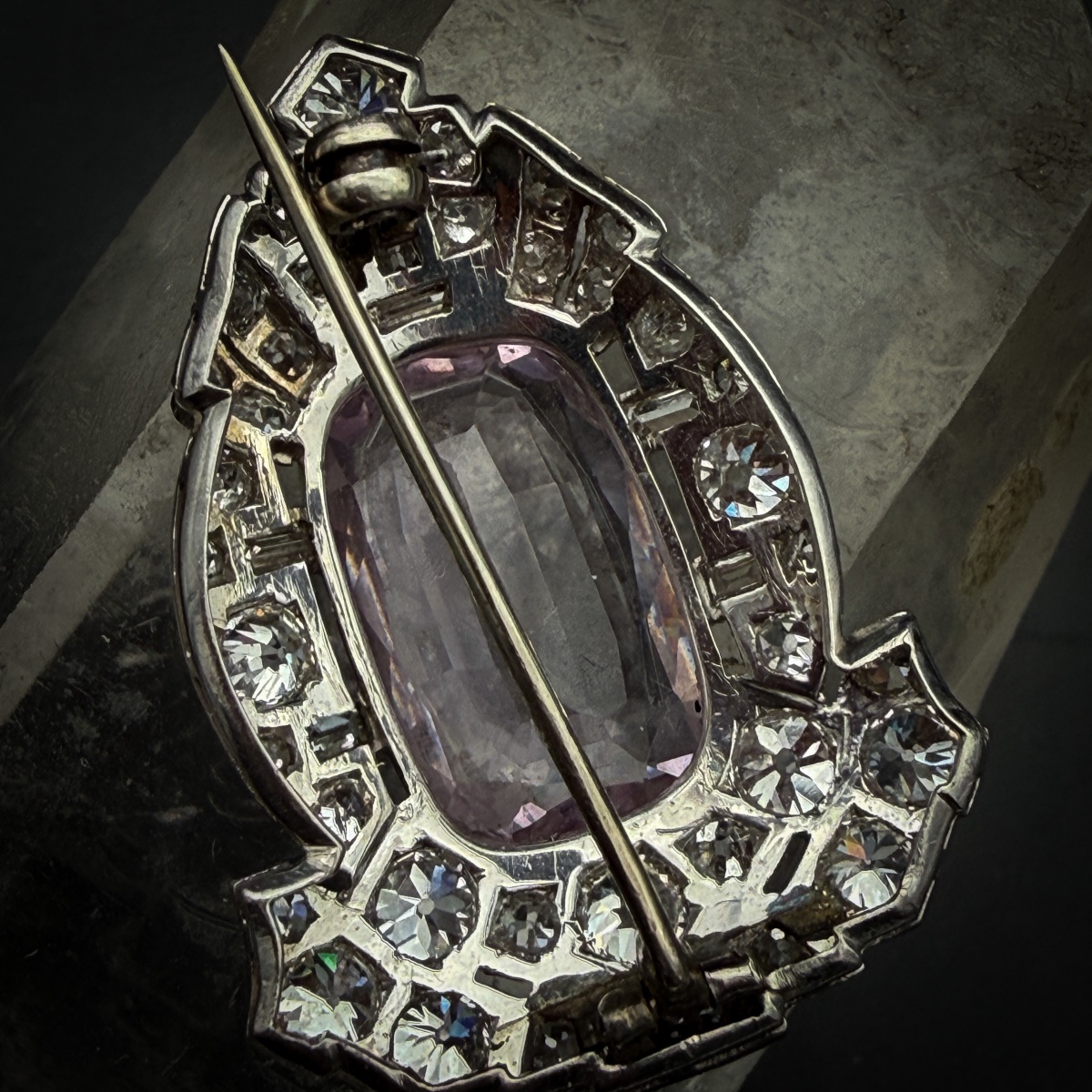 Art Deco Brooch In Platinum, Featuring An 8.40-carat Natural Pink Topaz And Diamonds  -photo-3