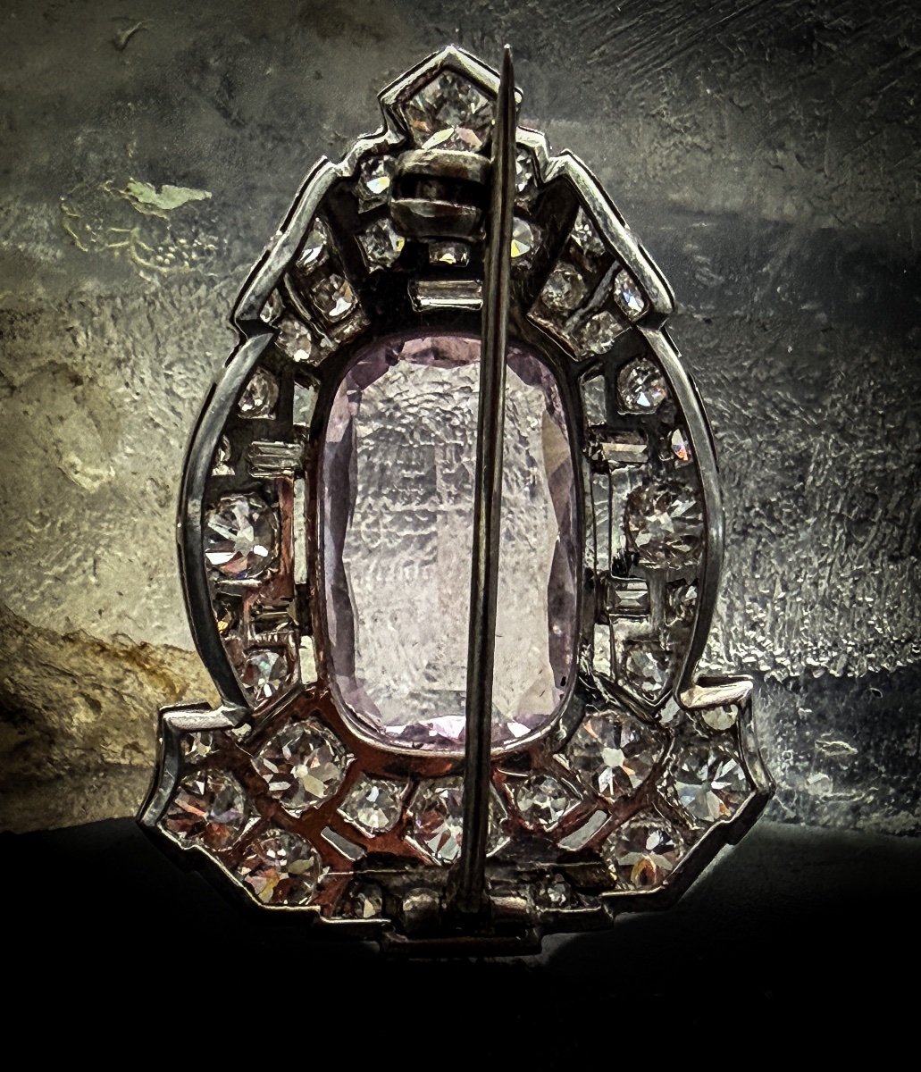 Art Deco Brooch In Platinum, Featuring An 8.40-carat Natural Pink Topaz And Diamonds  -photo-4
