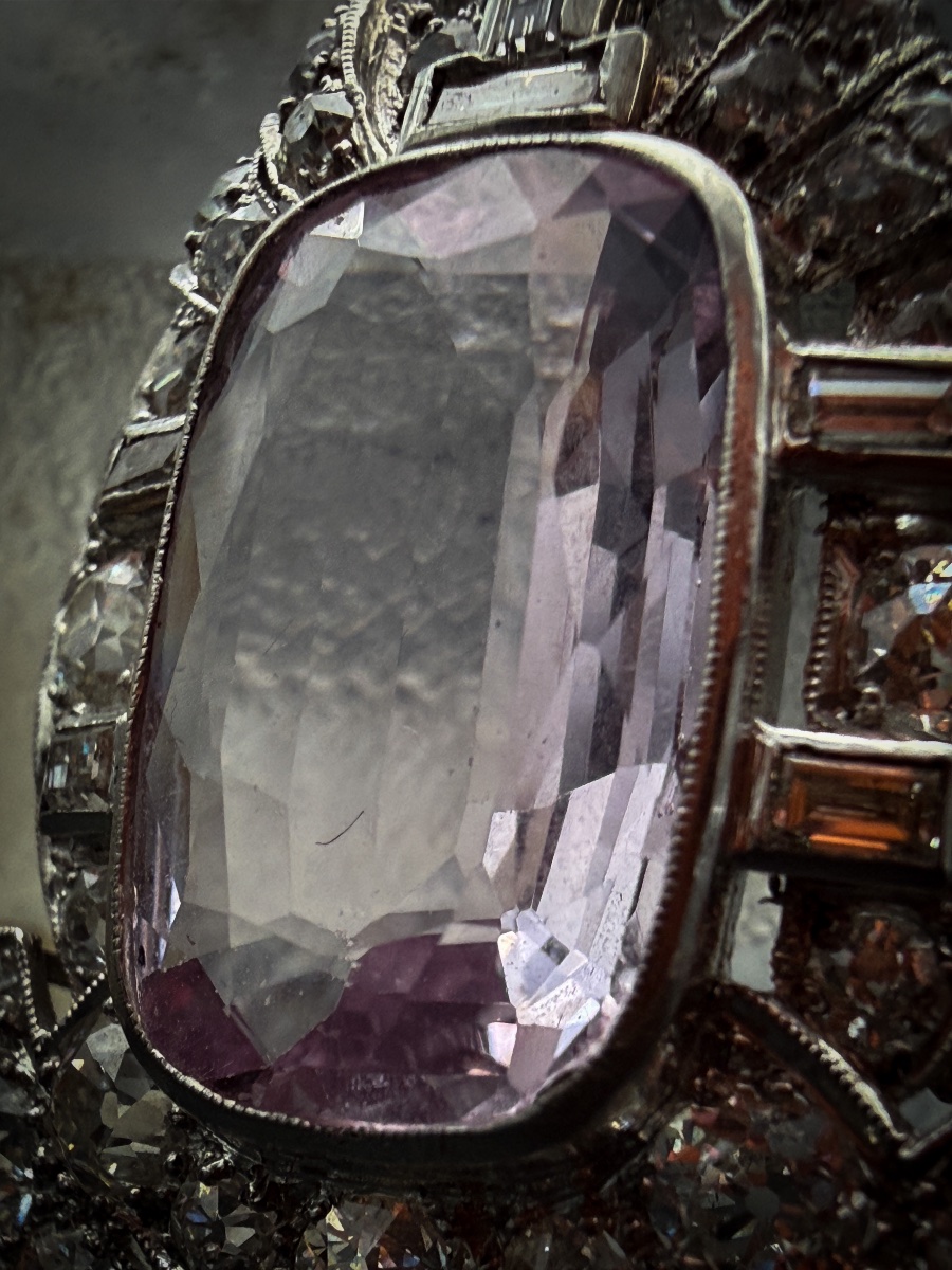 Art Deco Brooch In Platinum, Featuring An 8.40-carat Natural Pink Topaz And Diamonds  -photo-5