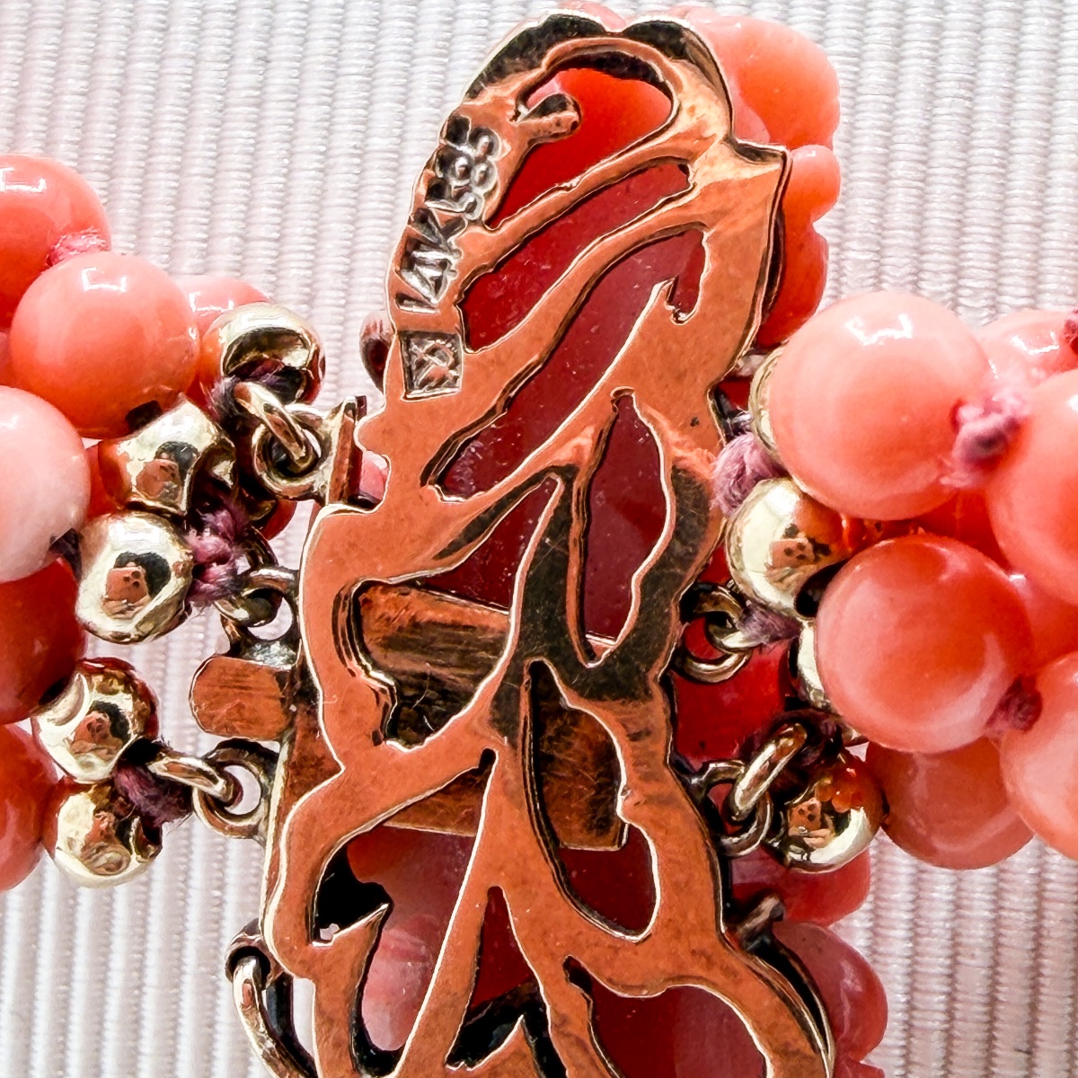 Collier italien en corail « peau d’orange » à six rangs et fermoir en or 14 carats – vers 1920 -photo-3
