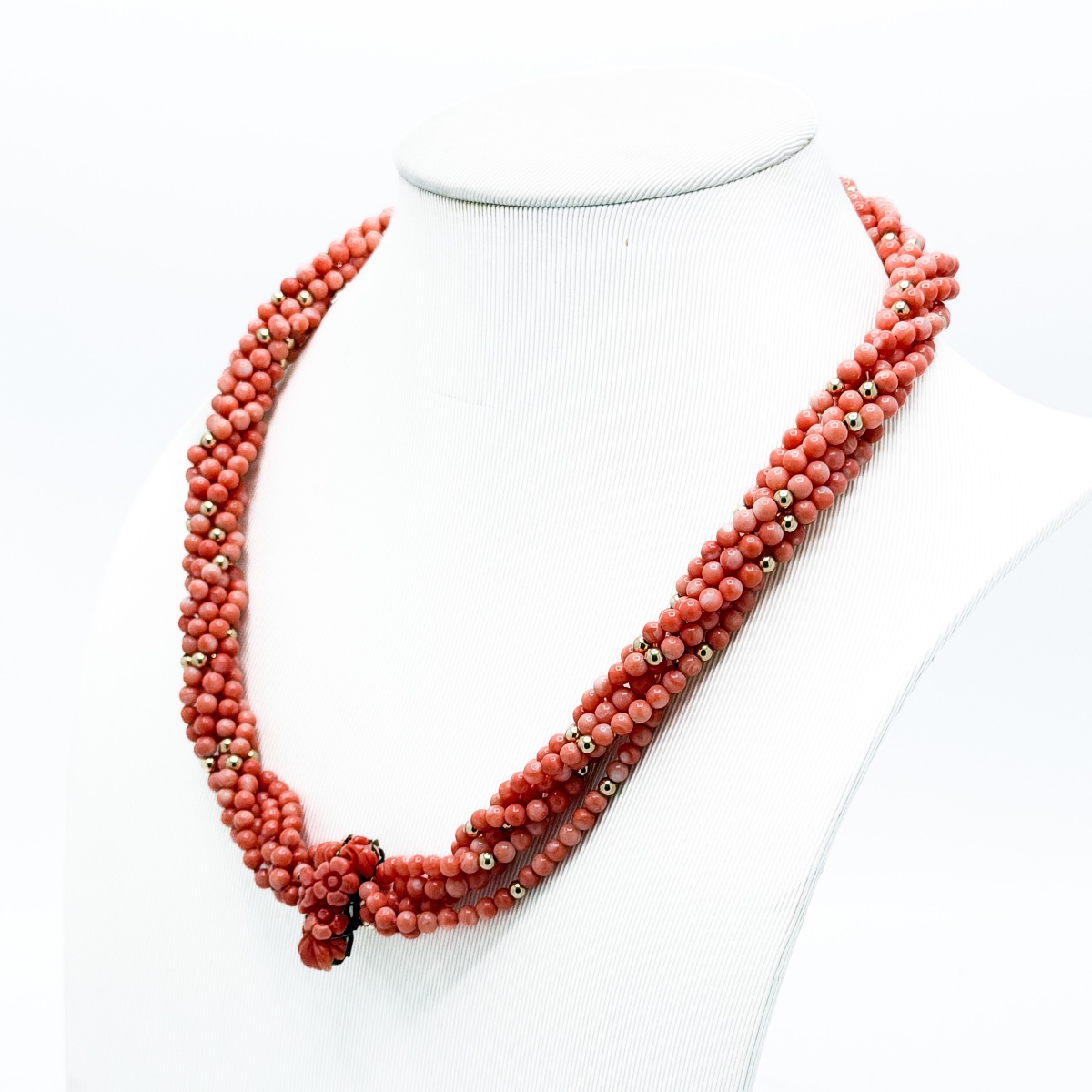 Collier italien en corail « peau d’orange » à six rangs et fermoir en or 14 carats – vers 1920 