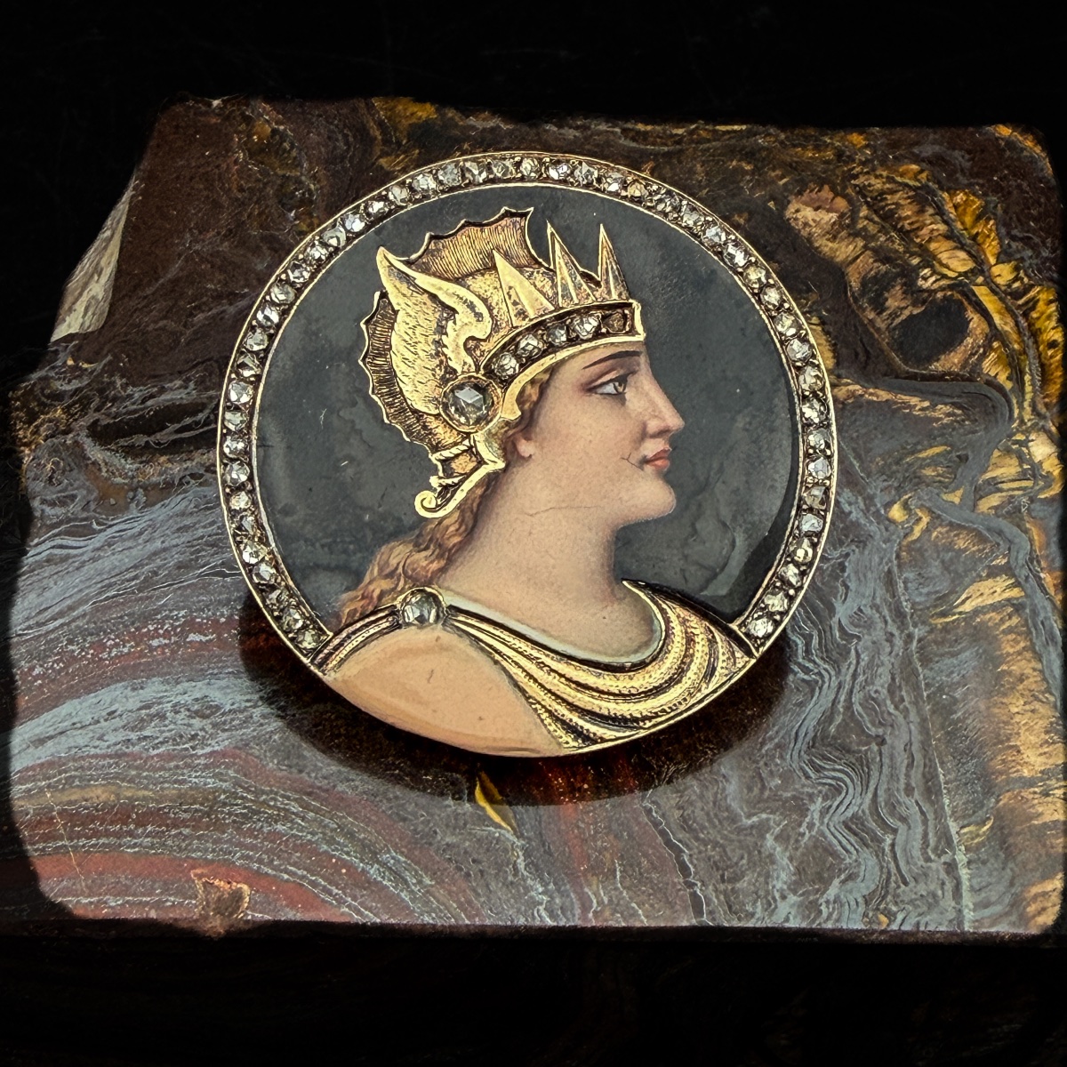 Broche Belle Époque en or 18 carats, diamants et émail peint représentant Athéna  -photo-4
