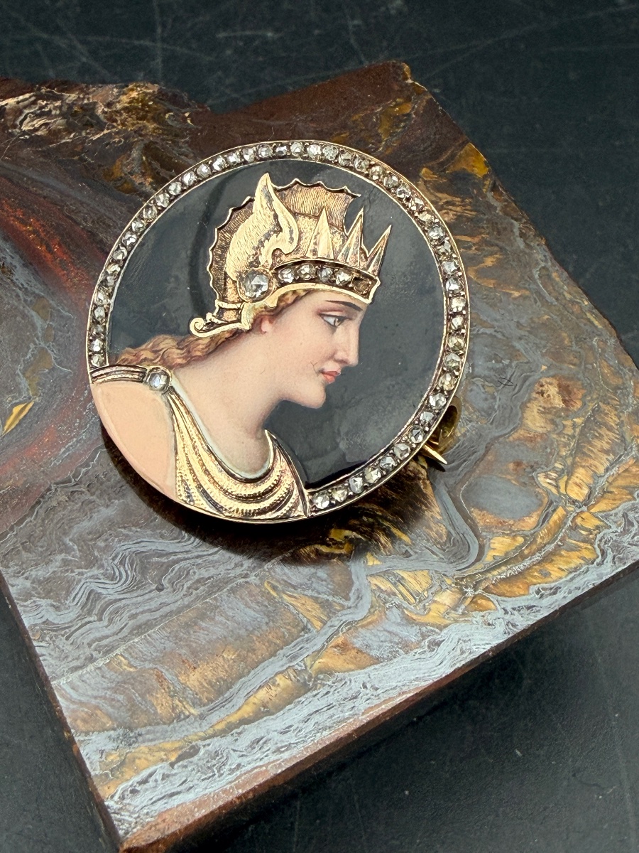 Broche Belle Époque en or 18 carats, diamants et émail peint représentant Athéna  -photo-1
