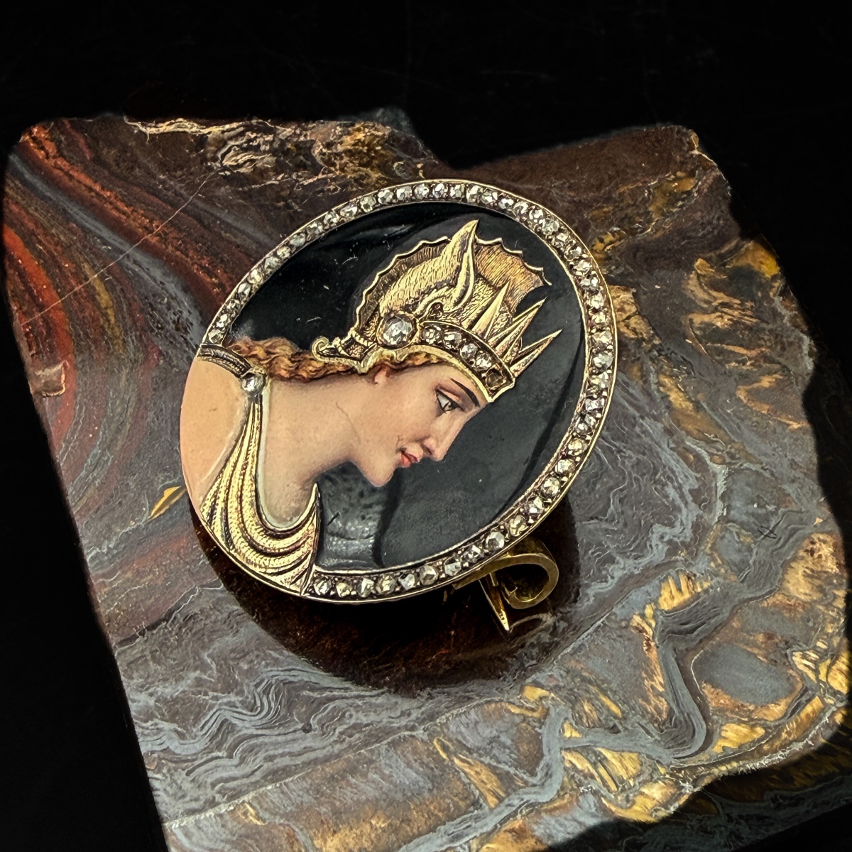 Broche Belle Époque en or 18 carats, diamants et émail peint représentant Athéna  -photo-2