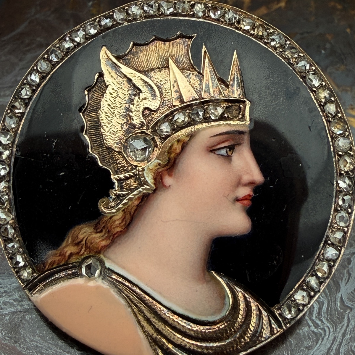 Broche Belle Époque en or 18 carats, diamants et émail peint représentant Athéna  