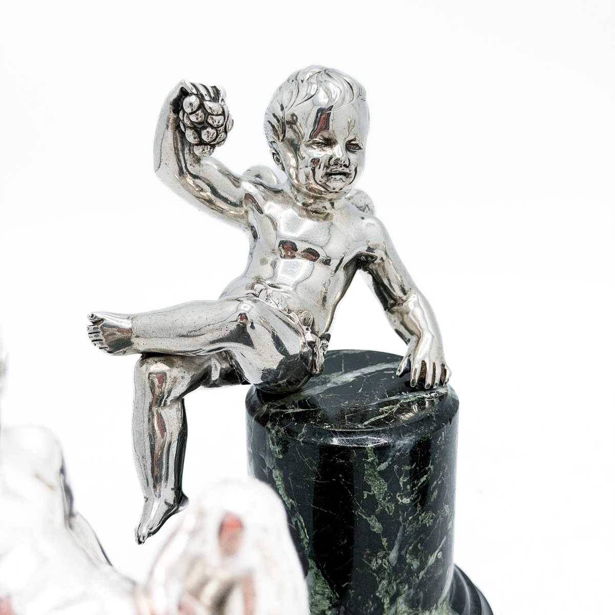 Ensemble de quatre putti ailés en argent massif sur socles en marbre vert – XIXe siècle  -photo-3