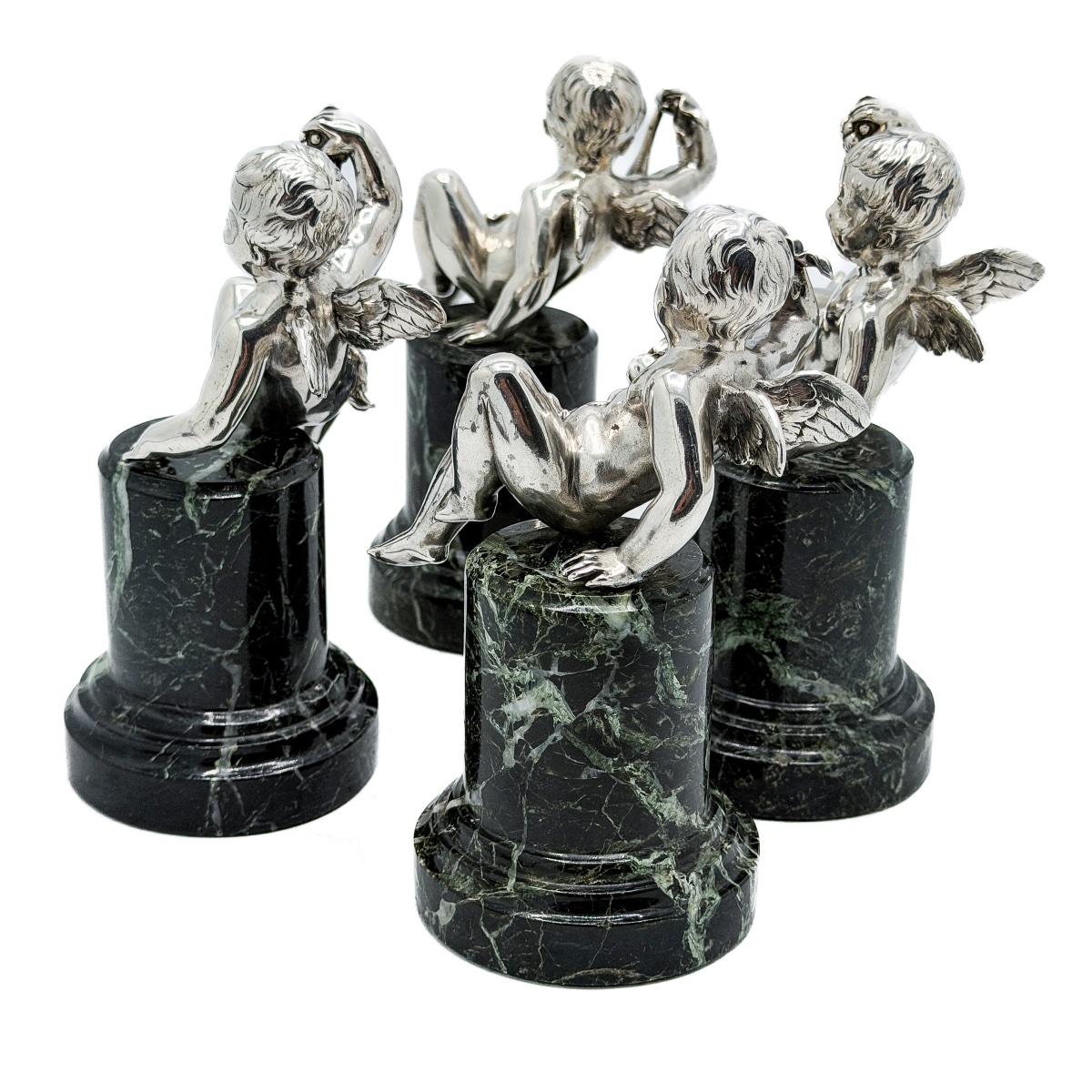 Ensemble de quatre putti ailés en argent massif sur socles en marbre vert – XIXe siècle  -photo-4