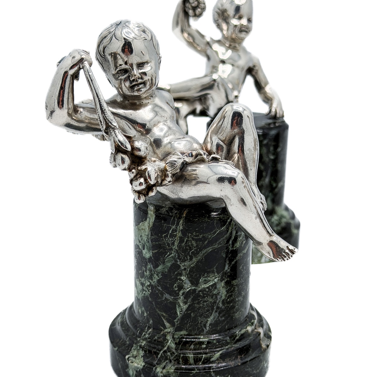 Ensemble de quatre putti ailés en argent massif sur socles en marbre vert – XIXe siècle  -photo-1