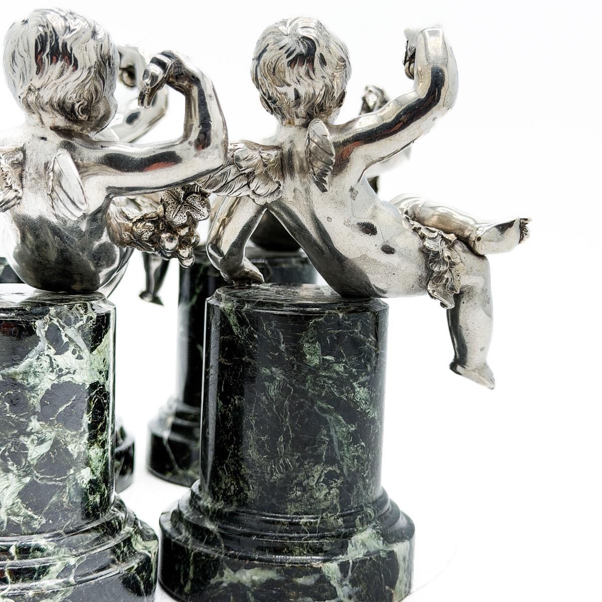 Ensemble de quatre putti ailés en argent massif sur socles en marbre vert – XIXe siècle  -photo-2
