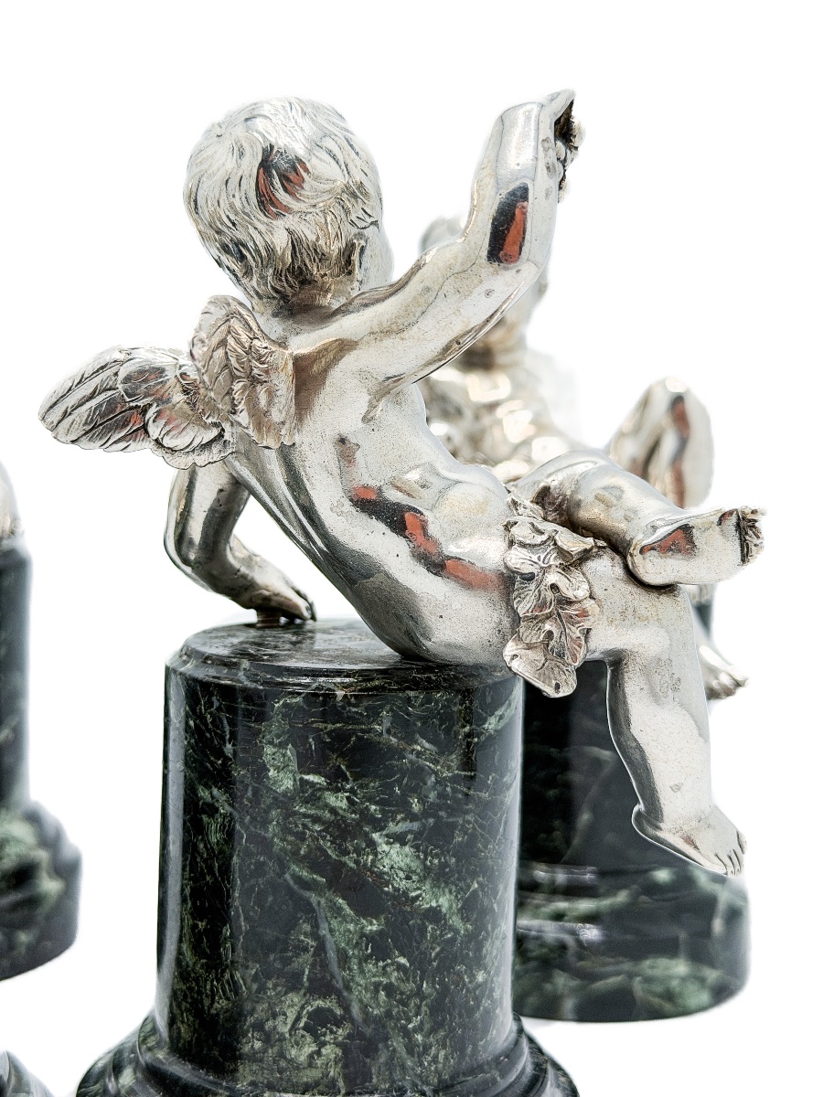 Ensemble de quatre putti ailés en argent massif sur socles en marbre vert – XIXe siècle  -photo-5