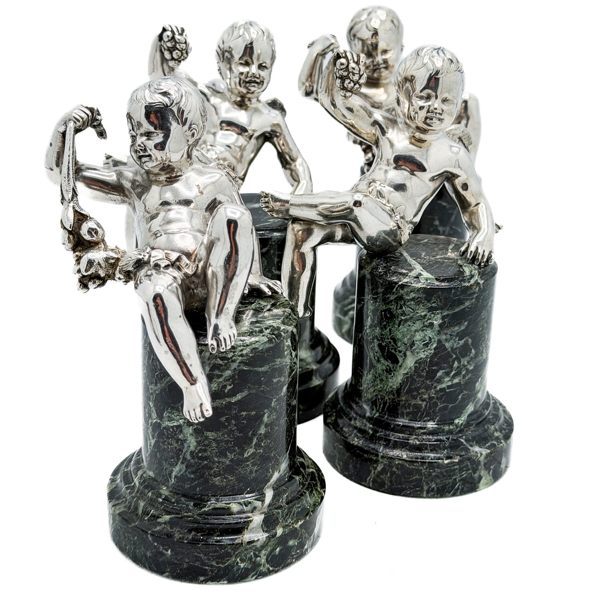 Ensemble de quatre putti ailés en argent massif sur socles en marbre vert – XIXe siècle  -photo-6