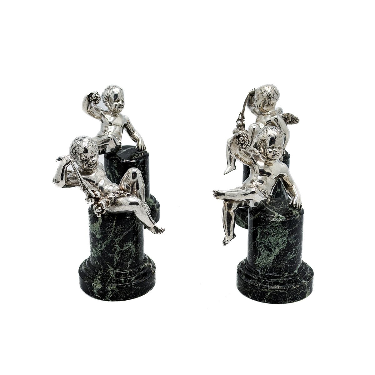 Ensemble de quatre putti ailés en argent massif sur socles en marbre vert – XIXe siècle  